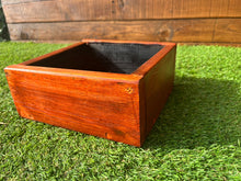 Cargar imagen en el visor de la galería, Maceta tonalidad pino oregón