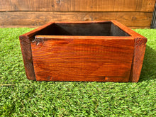 Cargar imagen en el visor de la galería, Maceta tonalidad pino oregón